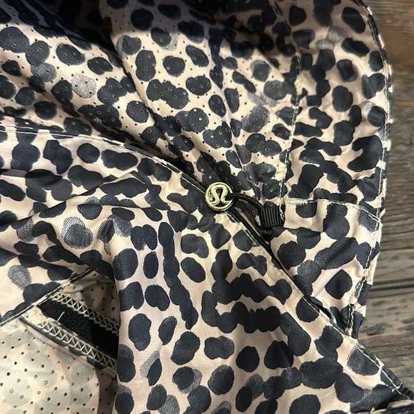 Lululemon. Women’s vest. Leopard print. Size 6. - Picture 3 of 8